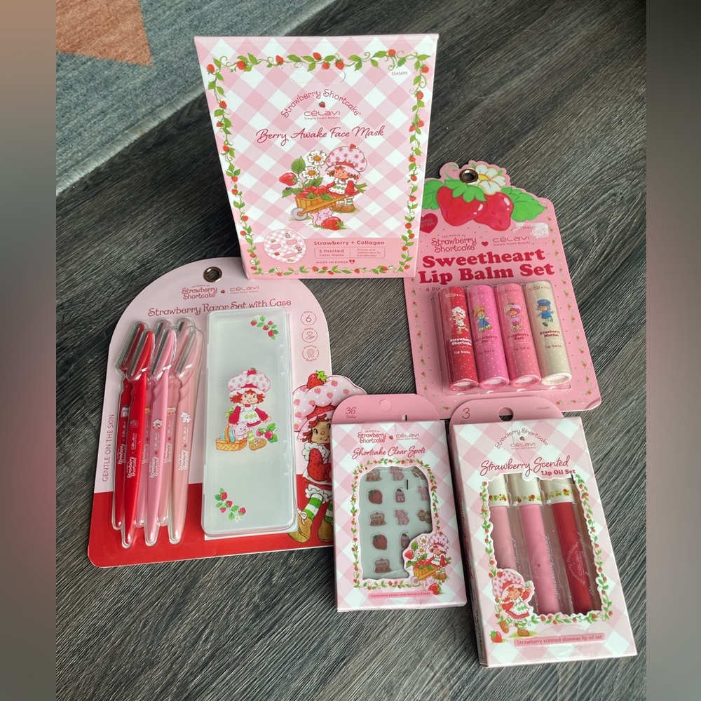 NWB Celavi Strawberry Shortcake Beauty Set 🍓